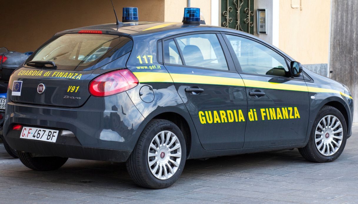 Titolare cooperativa arrestato a Milano per frode fiscale: girava con una Lamborghini ma non pagava le tasse