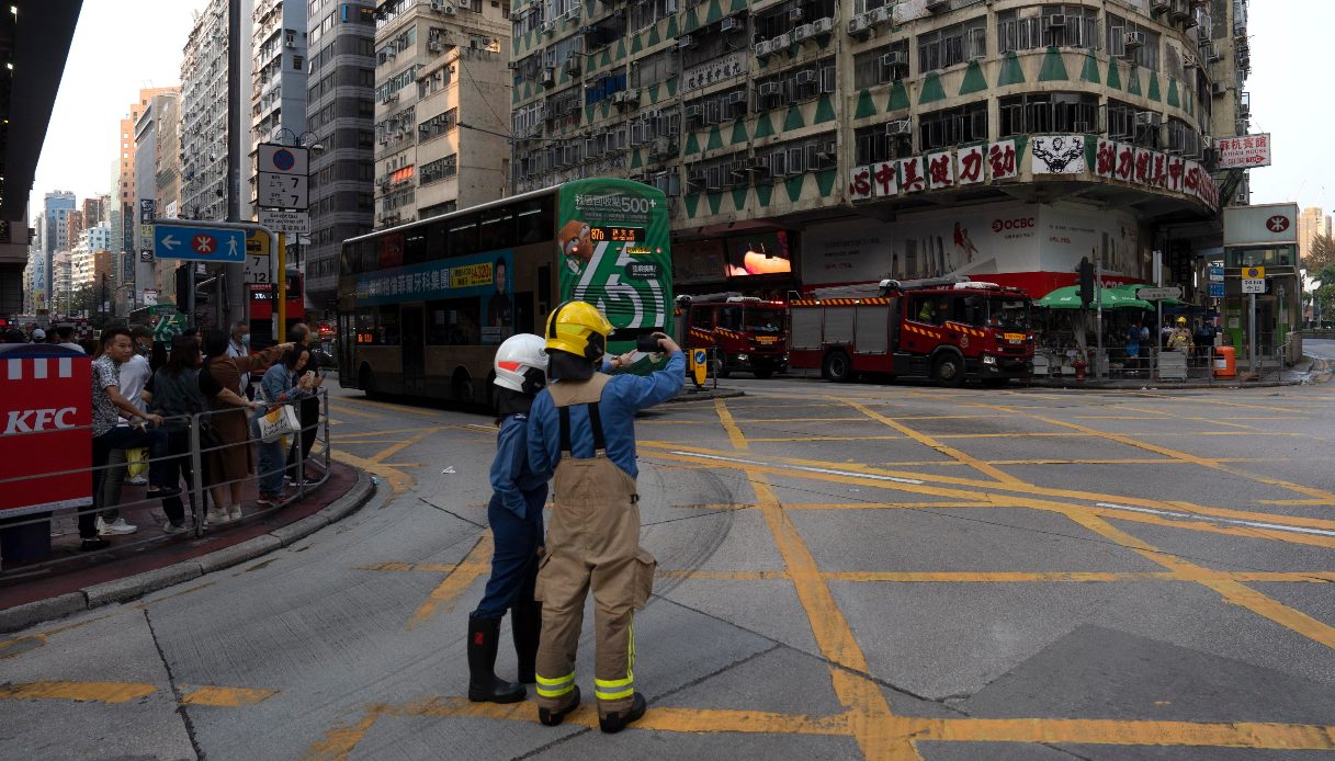 incendio palestra Hong Kong morti feriti