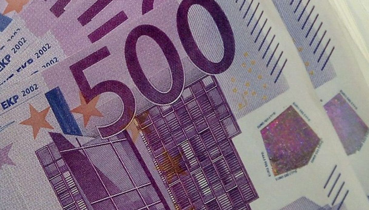 A Salerno un'imprenditrice ha perso una banconota da 500 euro, i dipendenti del bar la trovano e gliela restituiscono