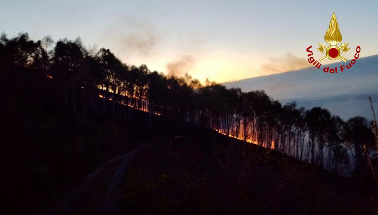 Incendio alimentato dal vento forte nel bosco tra Andrate e Donato al confine tra Torino e Biella: le immagini