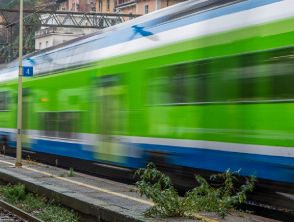 Incendio sulla ferrovia Brescia-Verona a Rezzato: la bobina del treno prende fuoco, paura per i pendolari