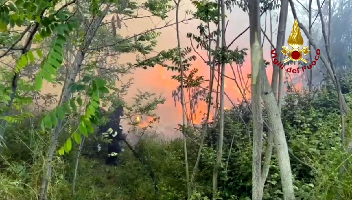 Incendio di rifiuti in via Collatina a Roma nella discarica a cielo aperto: paura per possibile nube tossica