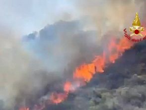 Incendio a Sarroch vicino Cagliari con le fiamme alimentate dal vento verso alcune case di Perd'e Sali