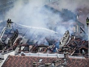 Incendio in via Vanchiglia a Torino col fumo nero che si alza sopra la città: le immagini delle fiamme