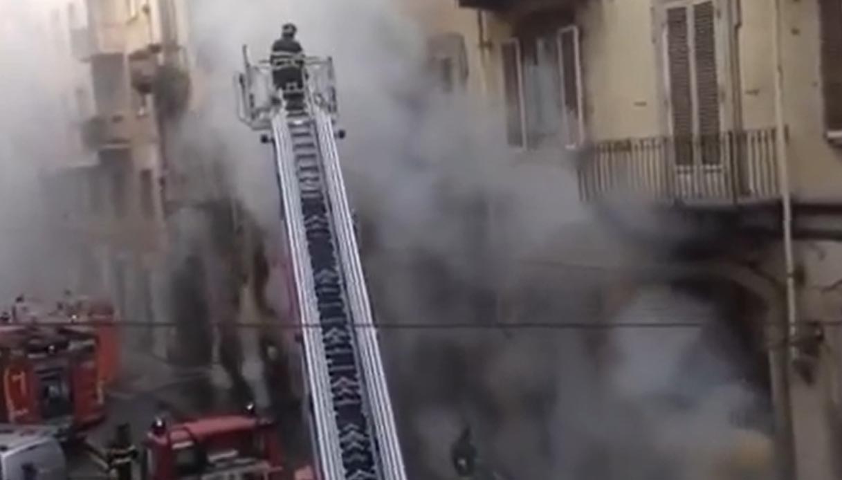 Incendio in condominio a Torino in via Vanchiglia in pieno centro: fiamme sul tetto durante lavori di restauro