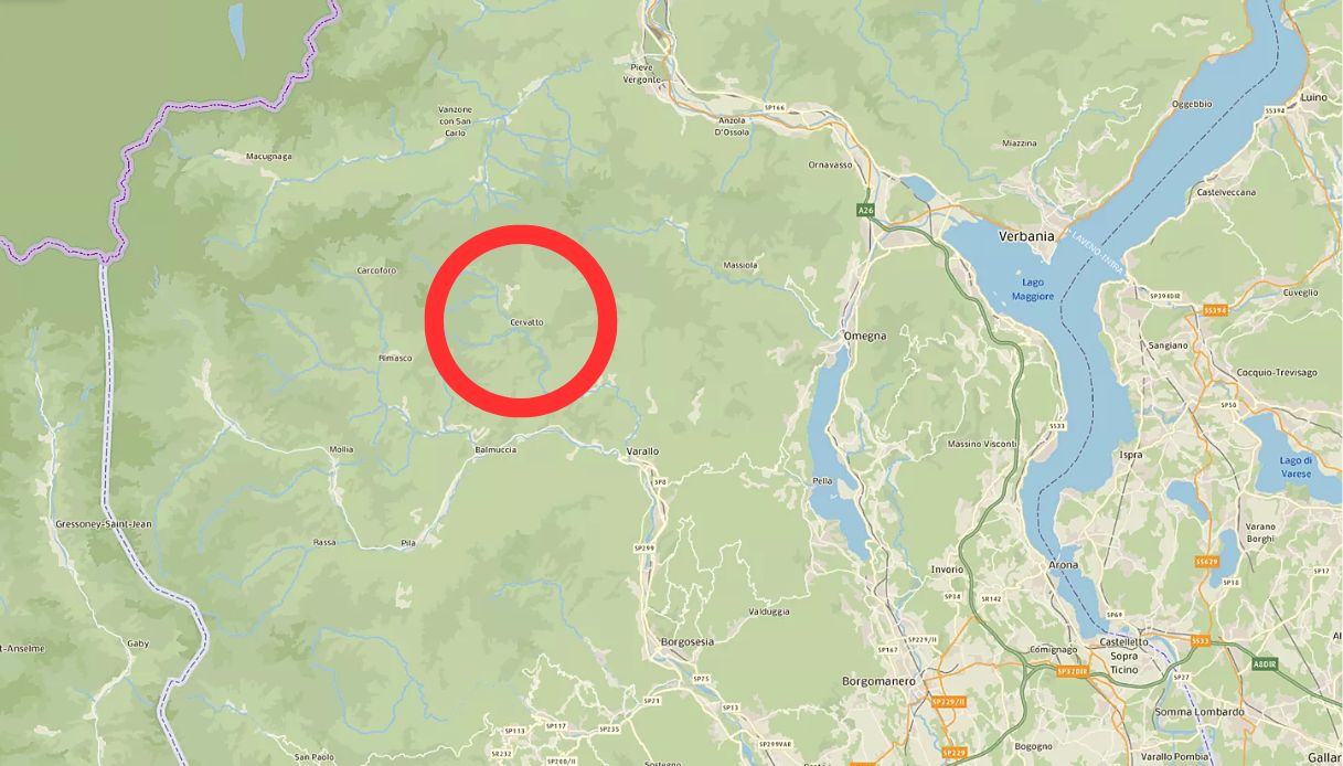 Auto precipita in un dirupo dalla strada provinciale: morto un uomo di 52 anni in Valsesia