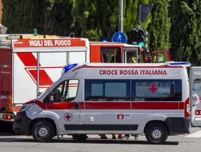 Incidente sulla SS 106 a Roccani vicino Catanzaro, auto si schianta contro un tir: un morto, strada chiusa