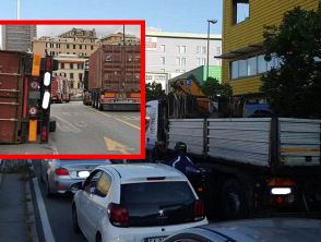 Tir ribaltato a Genova prima del casello dell'autostrada, ferito l'autista: traffico in tilt dopo l'incidente