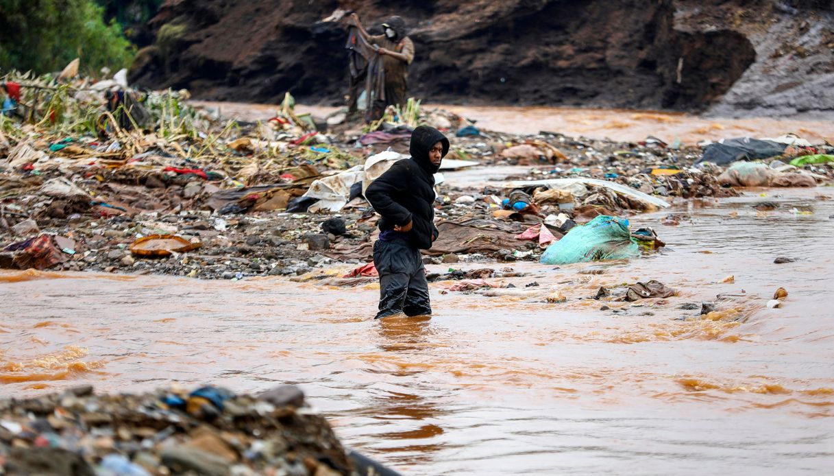 Diga crollata in Kenya dopo giorni di maltempo, decine di morti a nord di Nairobi: "Persone sepolte nel fango"