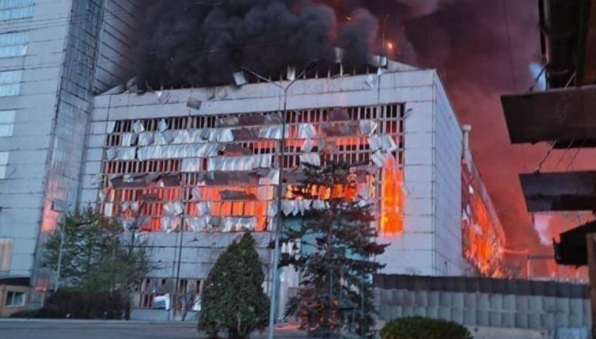 Centrale elettrica di Kiev distrutta dalla Russia di Putin: le immagini dell'incendio dopo i bombardamenti