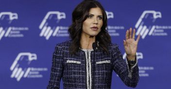 kristi-noem-trump-usa-ucciso-cane