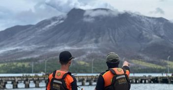 l-eruzione-multipla-del-vulcano-ruang-in-indonesia-ha-alzato-il-livello-di-rischio-tsunami-l-aeropo