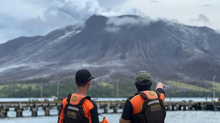 Multiple eruptions of Ruang volcano in Indonesia raise the tsunami risk level at the airport