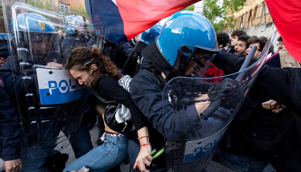 Scontri studenti polizia all’università La Sapienza: fermati e feriti tra i giovani manifestati Pro Palestina