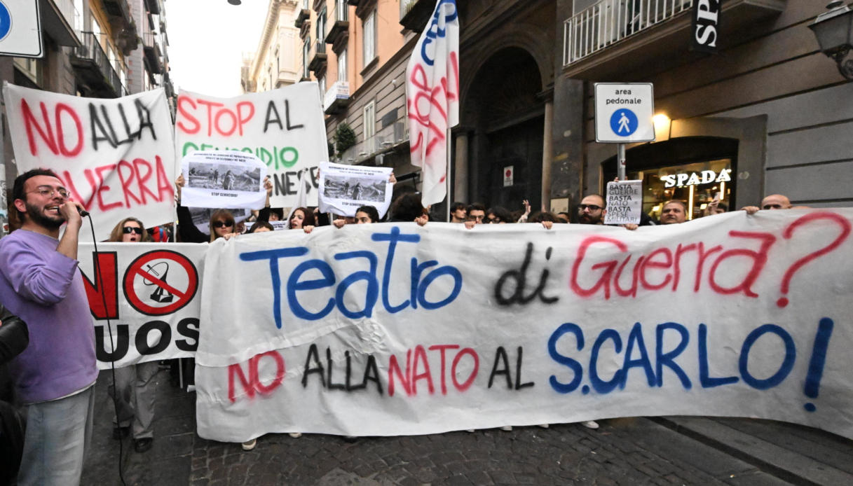 Striscione contro la Nato alla manifestazione di Napoli