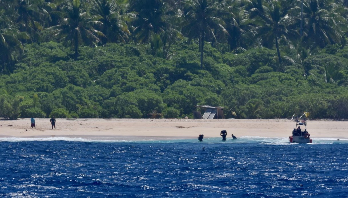Naufraghi in un atollo del Pacifico, tre marinai vengono salvati grazie alla scritta "Help" sulla spiaggia
