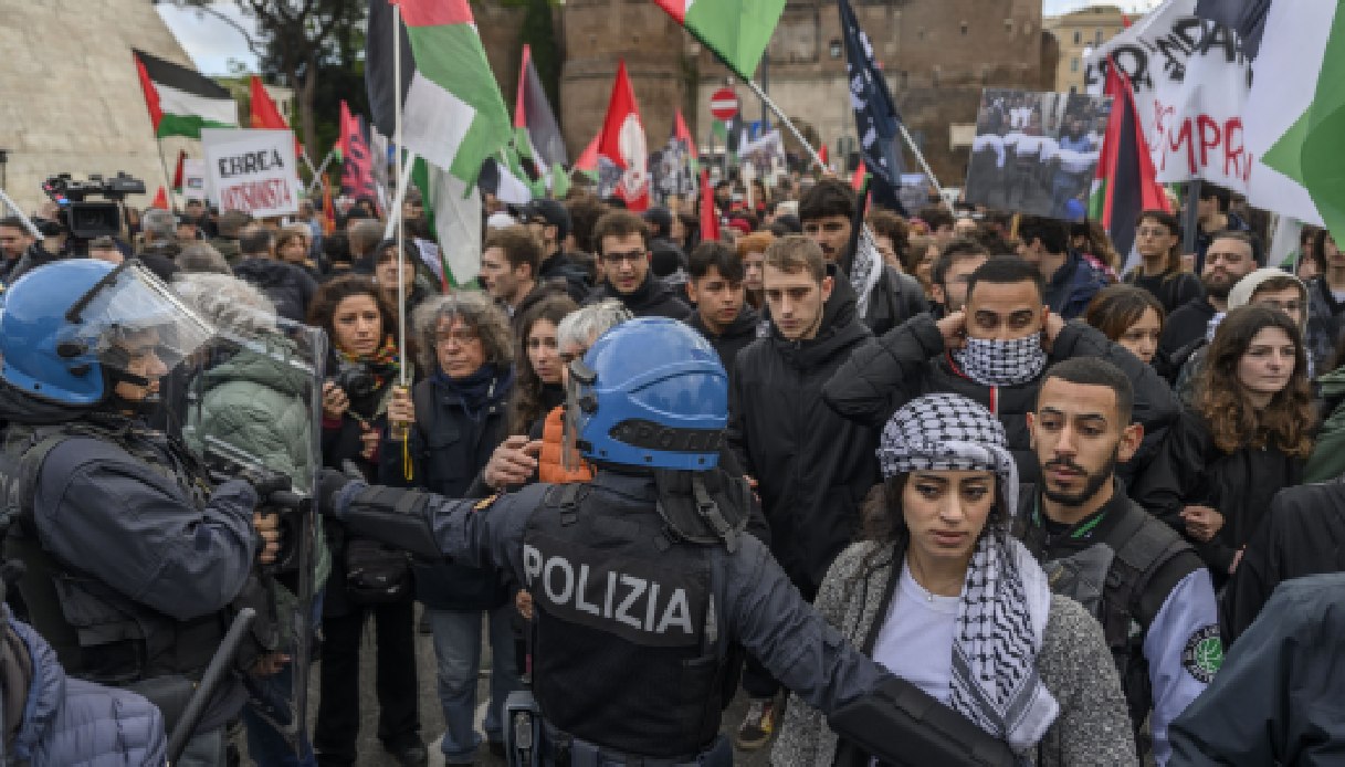 Pro Palestina sfondano le balaustre in piazza Duomo a Milano, scontri con la polizia per il 25 aprile