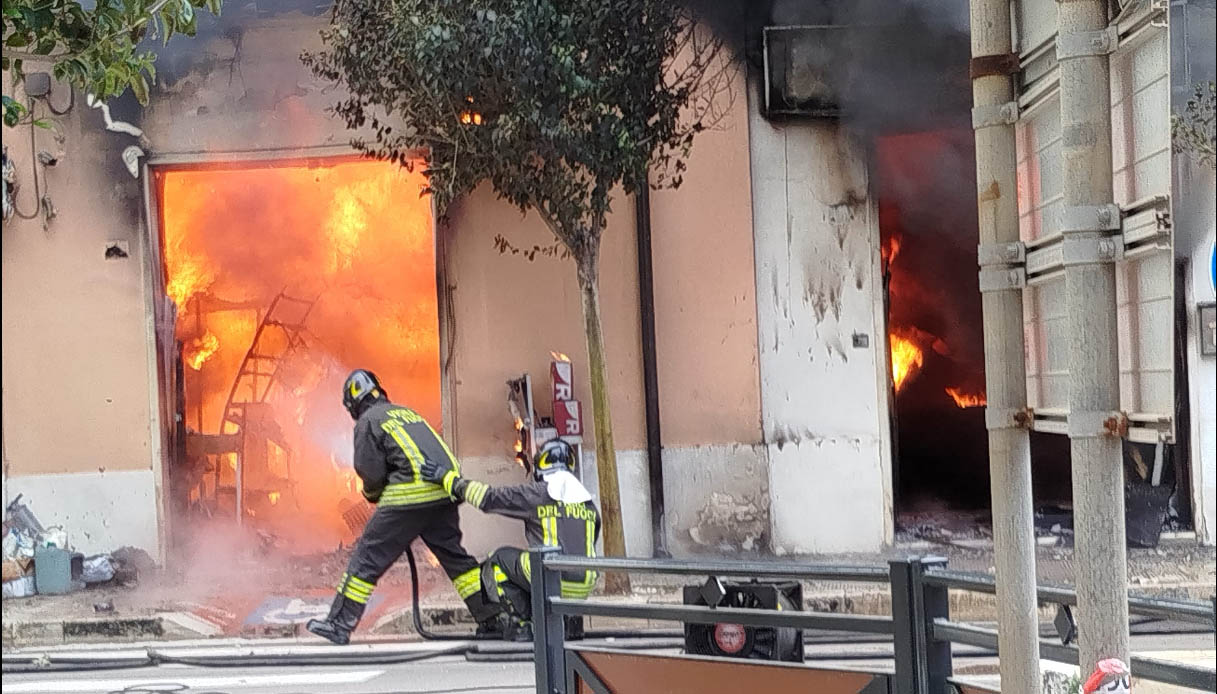 Incendio a Monopoli in via Camicia, fiamme in un negozio: nube nera sulla città e case evacuate, il video