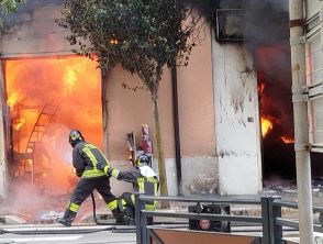 Incendio a Monopoli in via Camicia, fiamme in un negozio: nube nera sulla città e case evacuate, il video