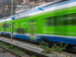 Morto travolto dal treno in corsa: tragedia a Villastellone vicino Torino, circolazione sospesa sulla tratta