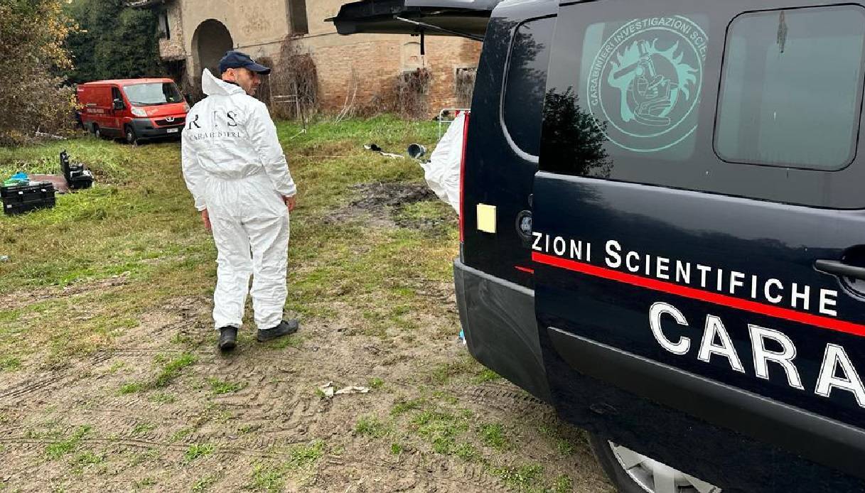 La scientifica dei carabinieri nel casolare dove venne trovato il corpo di Saman Abbas