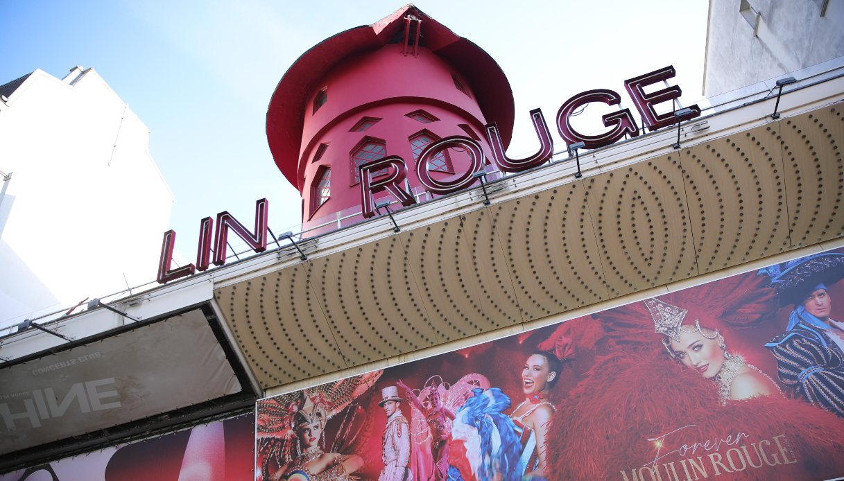 Crollate le pale del Moulin Rouge a Parigi, danni al monumento francese: paura in strada, nessun ferito