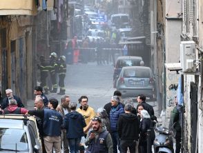 Paura ai Quartieri Spagnoli di Napoli per il crollo della facciata di una palazzina: le immagini