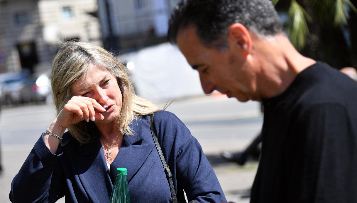 La mamma Cinzia Azzolina e il papà Luigi Ciatti attendono a Piazza Cavour la sentenza della Cassazione