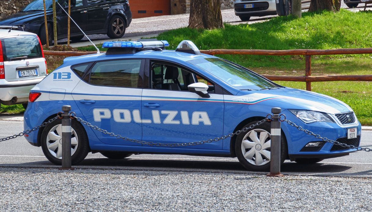 Omicidio in via Varsavia a Milano a colpi di pistola, morto ragazzo 18enne: era su un furgone, killer in fuga