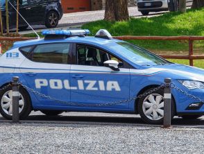 Omicidio in via Varsavia a Milano a colpi di pistola, morto ragazzo 18enne: era su un furgone, killer in fuga