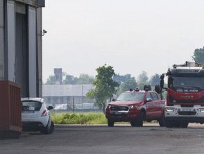 Operaio morto schiacciato dalla lastra di metallo a Lograto vicino Brescia: stava manovrando un carroponte