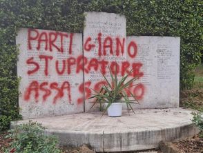 Lapide per il 25 aprile sfregiata a Roma: “Partigiano stupratore assassino” sul momumento di Forte Bravetta