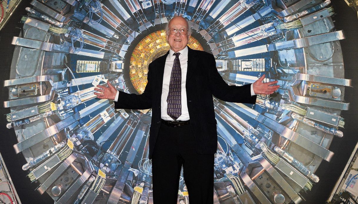 Morto a 94 anni Peter Higgs, il fisico premio Nobel che scoprì il bosone definito la "particella di Dio"