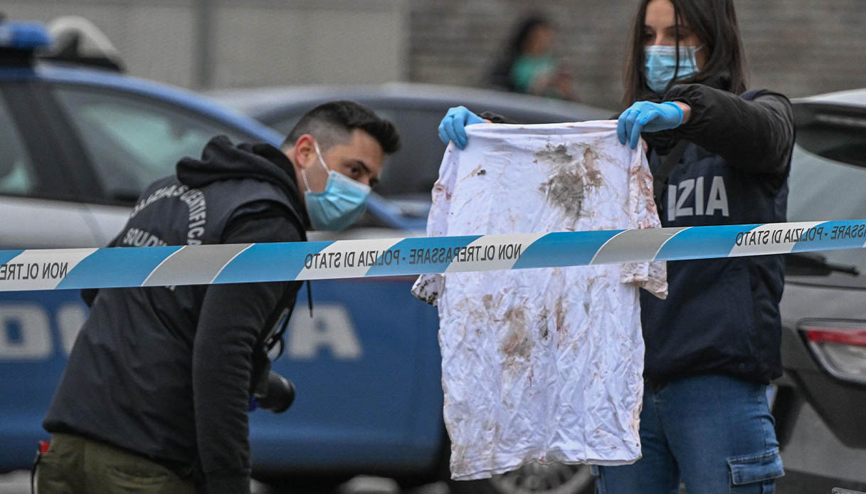 18enne ucciso a Milano a colpi di pistola, aggressione mentre dormiva in furgone: le immagini dopo l