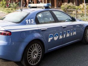 Morto un 21enne dopo un incidente in moto a Roma, ferito l’amico: auto di passaggio si tamponano per fare foto