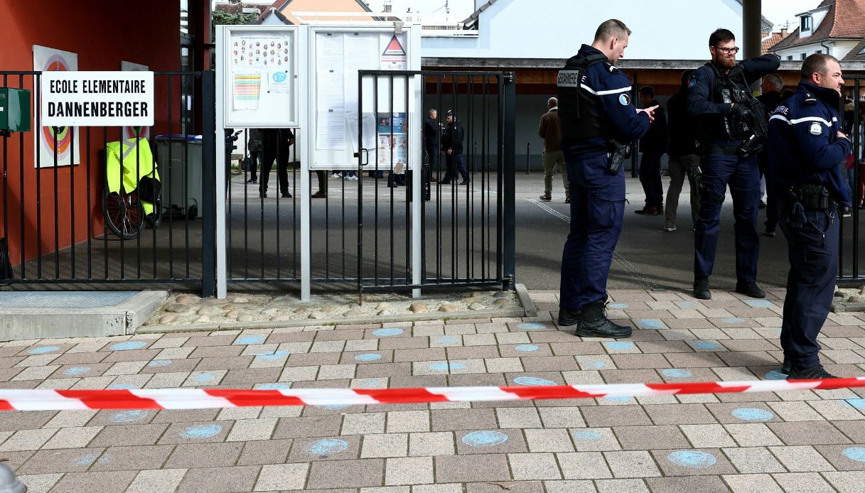 Bambine accoltellate davanti a scuola a Strasburgo, in Francia: fermato un uomo, le piccole hanno 6 e 11 anni
