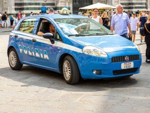 Donna anziana picchiata e presa a pugni in via Benussi a Trieste senza motivo: trovata insanguinata per strada