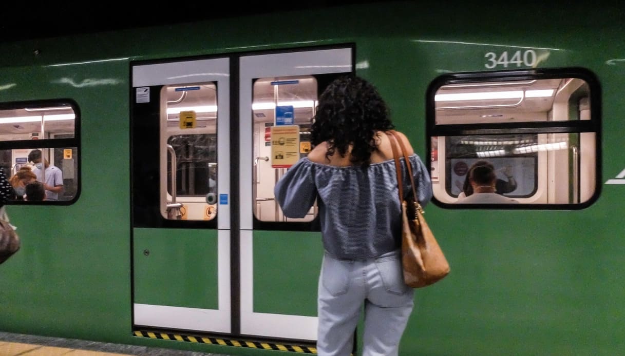 Spinge una ragazza sui binari della metro di Milano a Lambrate: uomo arrestato per tentato omicidio
