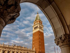 Dal campanile di San Marco a Venezia cadono pezzi di cemento armato, al via indagine sullo stato della cuspide