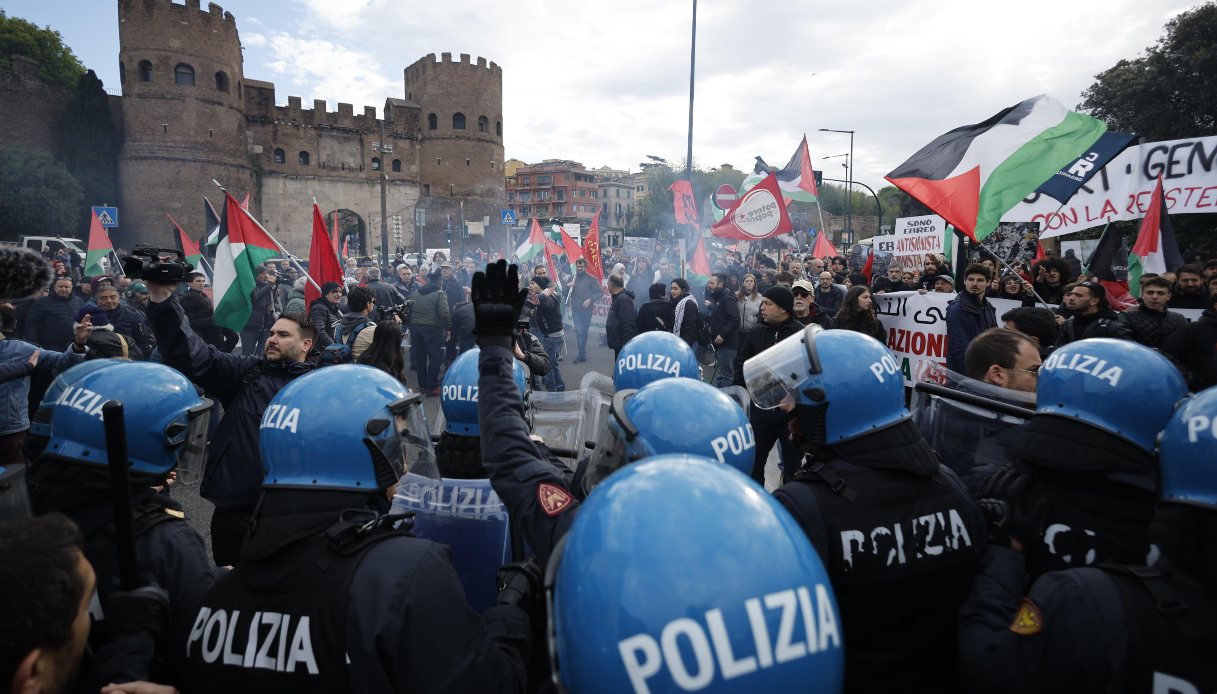 25 aprile, scontri tra la Brigata ebraica e corteo pro Palestina a Roma: insulti e petardi, interviene polizia