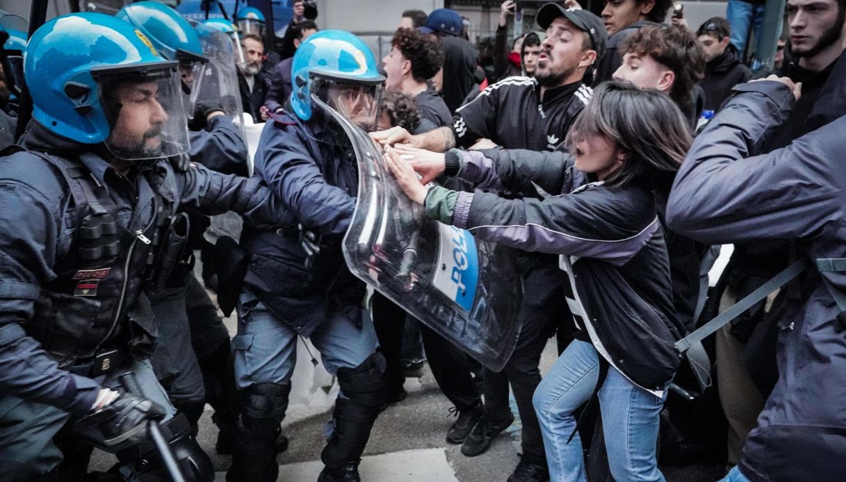 Scontri fra antagonisti e polizia durante il G7 di Torino: il video dei manifestanti respinti con gli scudi