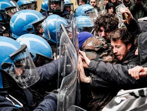 Scontri studenti-polizia al corteo di Torino diretto verso il Valentino: lì ci sono alcuni ministri, il video