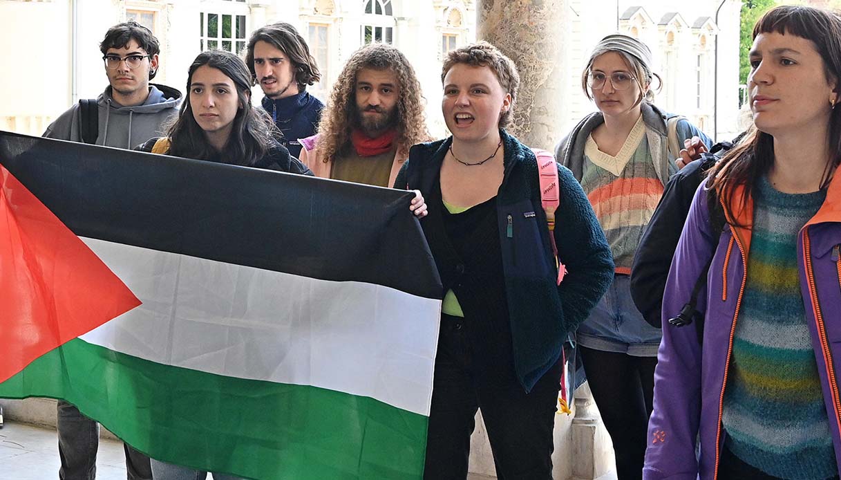 Studenti pro Palestina irrompono alla conferenza a Torino dopo i ministri: ragazza portata via con la forza