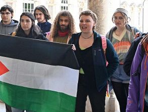 Studenti pro-Palestina irrompono alla conferenza a Torino dopo i ministri: ragazza portata via con la forza