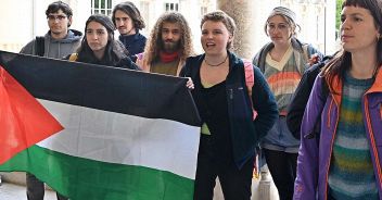 studenti-torino-bandiera-palestina
