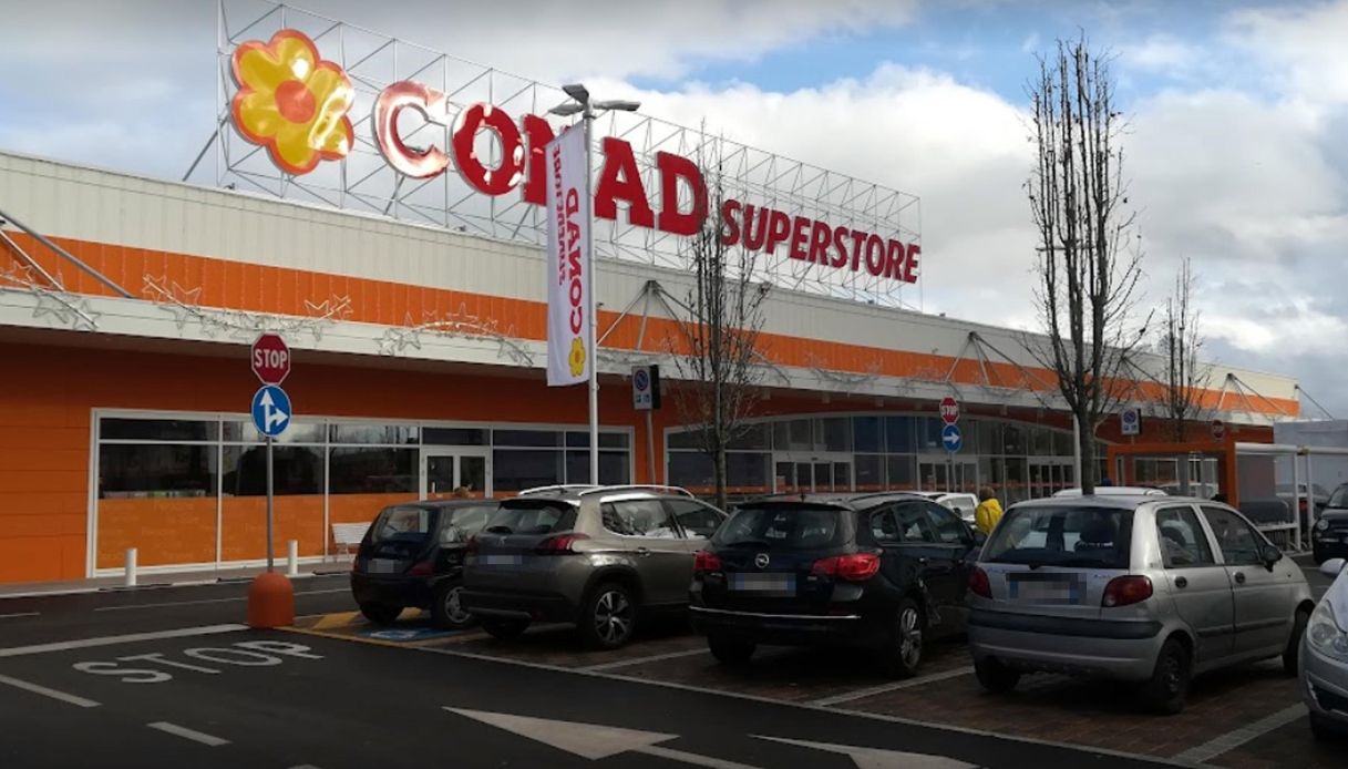 supermercati aperti Primo Maggio Esselunga Conad Carrefour Lidl