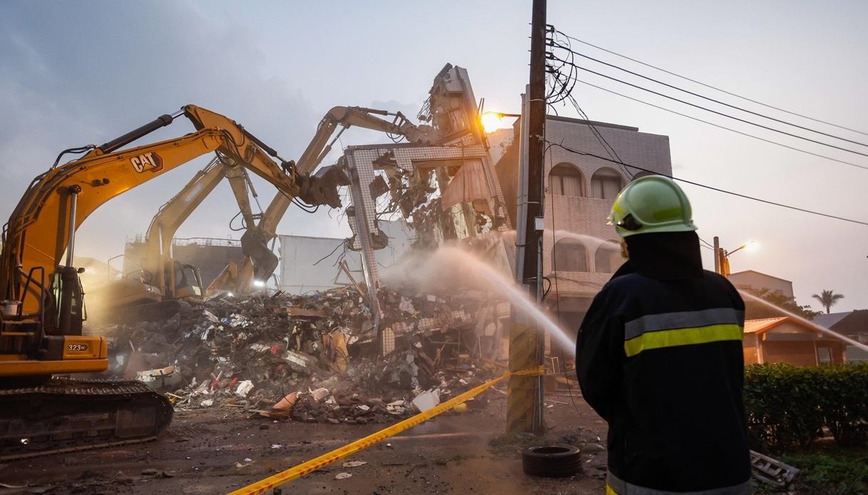 Dopo la forte scossa di terremoto che ha colpito Taiwan proseguono le operazioni di soccorso per salvare le persone disperse e intrappolate