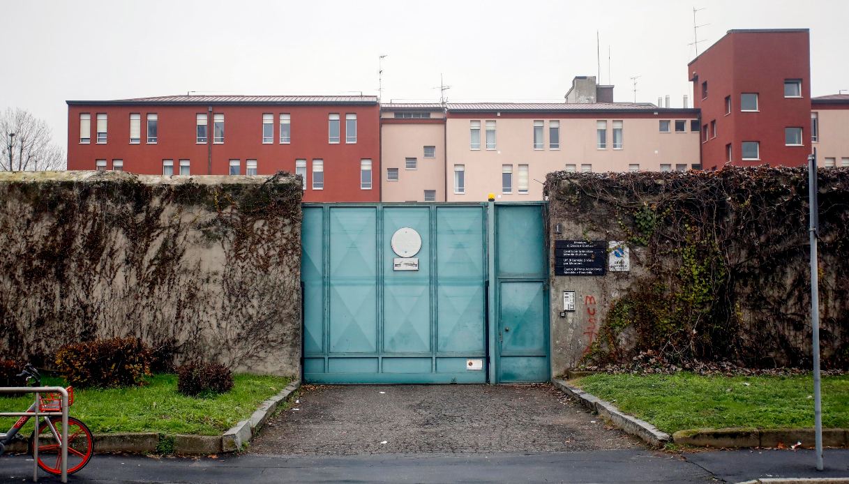 torture violenza sessuale carcere minorile Beccaria Milano arrestati agenti polizia