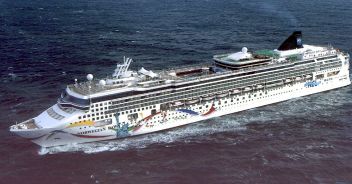 turisti-abbandonati-nave-crociera-norwegian-cruise-africa-isola