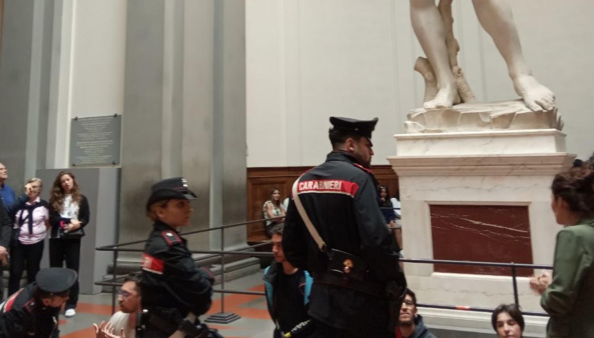 Blitz di Ultima Generazione a Firenze, attivisti si incatenano sotto il David di Michelangelo
